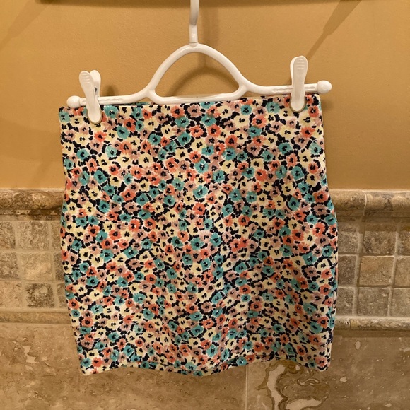 BCBG Bodycon skirt - Picture 2 of 3